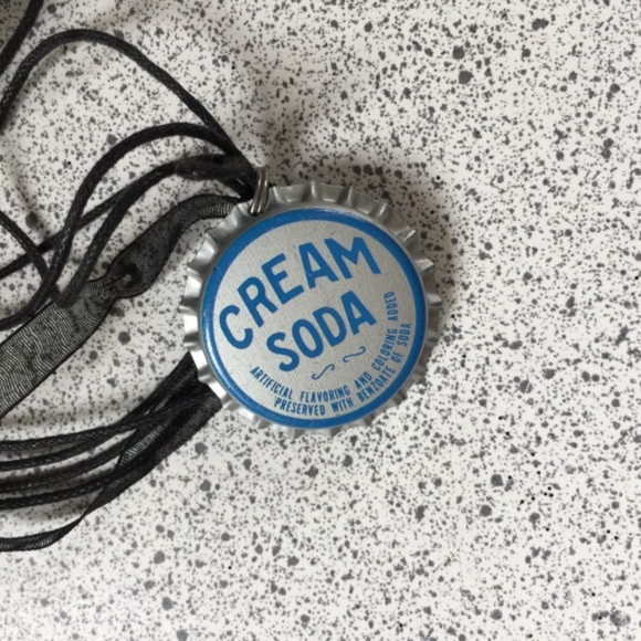 Cream Soda bottle cap necklace - Picture 3 of 4